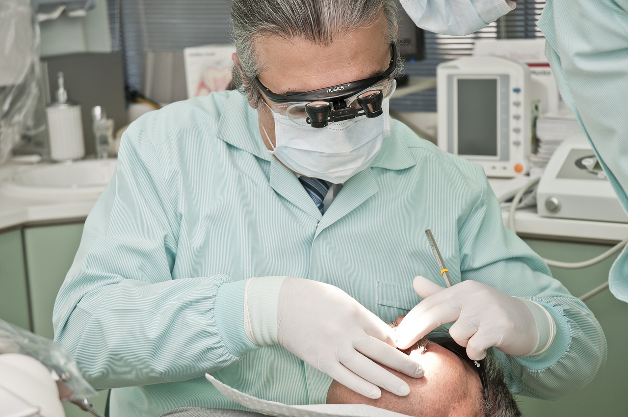 Zahnarzt erkennt Mikroriss meist nur mit speziellen optischen Geräten